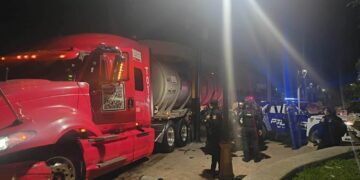 CHOQUE ENTRE TRACTOCAMIÓN Y PATRULLA DEJA DOS POLICÍAS LESIONADOS.