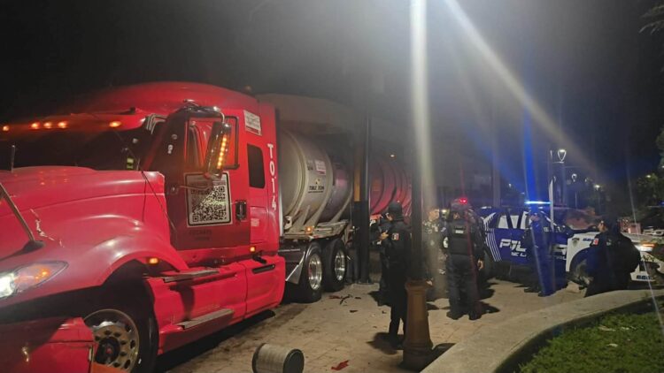 CHOQUE ENTRE TRACTOCAMIÓN Y PATRULLA DEJA DOS POLICÍAS LESIONADOS.