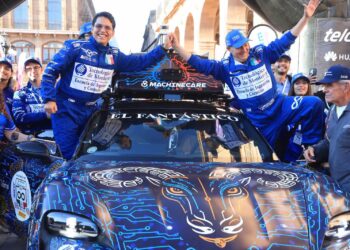 CHOQUE ENTRE TRACTOCAMIÓN Y PATRULLA DEJA DOS POLICÍAS LESIONADOS.